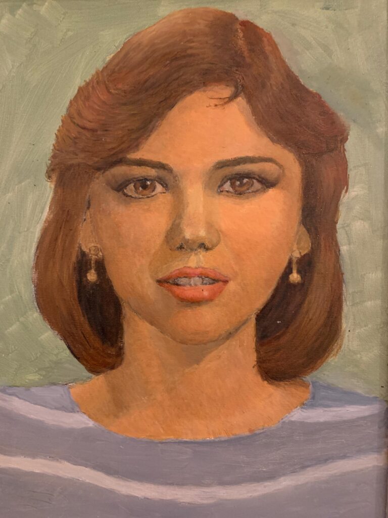Esta pintura a óleo traz um retrato belíssimo e cheio de personalidade! A imagem captura uma jovem com um estilo que remete muito à elegância nostálgica dos anos 80. O que mais chama a atenção é o cuidado com os detalhes: o cabelo volumoso e ondulado na altura dos ombros era super icônico na época, e combina perfeitamente com a expressão serena dela. Os traços faciais são muito delicados, com um brilho especial no olhar e nos lábios, que dão uma vida incrível ao rosto. A escolha dos brincos dourados dá aquele toque de sofisticação que completa o visual dela, mantendo tudo harmonioso. A técnica da pintura também é muito interessante. O uso de pinceladas suaves no fundo verde-acinzentado cria um contraste sutil que faz com que ela realmente salte aos olhos, deixando todo o foco na sua expressão. É um trabalho que transmite muita paz e parece contar uma história silenciosa.