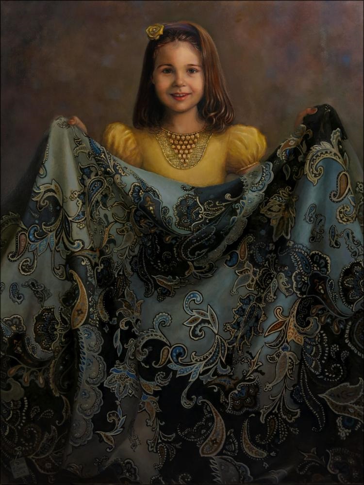 A imagem mostra um retrato clássico pintado a óleo de uma menina jovem. Ela tem cabelos castanhos na altura dos ombros e usa um pequeno acessório de flor amarela no cabelo. A menina está sorrindo e veste um vestido amarelo vibrante com mangas bufantes. No pescoço, ela usa um colar dourado detalhado. Ela segura um tecido grande e fluido na frente do corpo, que apresenta um padrão intricado e ornamentado em tons de azul, preto e creme, parecido com um desenho paisley. O fundo é de cor marrom acinzentada, suave e neutra, o que destaca o vestido amarelo e o tecido estampado. A iluminação está focada no rosto da menina e no tecido, realçando a profundidade e a textura da pintura. O estilo da pintura é realista, com pinceladas suaves, transmitindo uma sensação de elegância e serenidade.