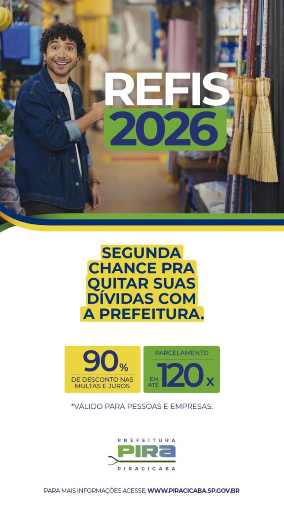 Esta é uma peça publicitária da Prefeitura de Piracicaba, anunciando o programa Refis 2026 para regularização de dívidas municipais, com descontos e opções de parcelamento.

A imagem é dividida visualmente em duas grandes seções principais. A seção superior, aproximadamente um terço da altura total da imagem, apresenta um homem sorrindo em um cenário de mercado ou loja, com um grande texto sobreposto, enquanto a seção inferior, predominantemente branca, contém informações textuais detalhadas sobre o programa e a identidade visual da prefeitura.

Na parte superior, à esquerda, um homem jovem com cabelo cacheado escuro e barba curta aparece da cintura para cima, com um sorriso largo e acolhedor, mostrando os dentes. Ele usa uma jaqueta jeans azul sobre uma camiseta branca lisa. Sua cabeça está ligeiramente inclinada para a direita, e sua mão direita está levantada, com o dedo indicador apontando para a direita, como se estivesse apresentando ou destacando algo. Seus olhos estão arregalados e ele transmite uma sensação de entusiasmo e simpatia. O fundo atrás dele é um ambiente de mercado ou supermercado, propositalmente desfocado para manter o foco no homem e no texto. Distingue-se uma variedade de frutas e vegetais em bancadas à esquerda, recipientes azuis empilhados, e prateleiras com produtos variados. No lado direito do fundo desfocado, podem ser vistas vassouras de palha penduradas, indicando uma seção de produtos de limpeza. Há também uma figura humana desfocada em segundo plano, sugerindo o movimento e a vida de um ambiente comercial.

Sobre essa cena, no canto superior direito, há um grande texto em letras maiúsculas: "REFIS" em branco, e "2026" em azul escuro sobre um fundo retangular verde-limão com bordas arredondadas. O dedo do homem aponta diretamente para este texto.

A transição entre a parte superior e a inferior é feita por três faixas onduladas horizontais nas cores verde (a de cima), amarelo (a do meio) e azul (a de baixo), remetendo às cores da bandeira brasileira.

A seção inferior da imagem, que ocupa cerca de dois terços do espaço, é predominantemente branca. No topo desta seção, há um bloco de texto em amarelo com contorno azul-escuro, onde se lê "SEGUNDA CHANCE PRA QUITAR SUAS DÍVIDAS COM A PREFEITURA." em letras maiúsculas e em azul-escuro, transmitindo uma mensagem de oportunidade e alívio financeiro.

Abaixo, há dois retângulos lado a lado. O da esquerda é amarelo com texto azul-escuro e anuncia "90%" em destaque e "% / DE DESCONTO NAS / MULTAS E JUROS" em texto menor. O retângulo da direita é verde-limão com texto branco e azul-escuro, indicando "PARCELAMENTO / EM ATÉ / 120x". Os números "90" e "120" são maiores e mais proeminentes.

Abaixo desses retângulos, em menor tamanho, lê-se "*VÁLIDO PARA PESSOAS E EMPRESAS.", indicando a abrangência do programa.

Na parte inferior e central da imagem, está o logotipo da "PREFEITURA" em preto, seguido pelo logotipo de "PIRA" em verde e azul, com um símbolo que lembra uma folha ou gota de água, e "PIRACICABA" em preto logo abaixo.

Por fim, na base da imagem, em uma barra horizontal azul-escura, aparece o texto em branco "PARA MAIS INFORMAÇÕES ACESSE: WWW.PIRACICABA.SP.GOV.BR", fornecendo o canal para mais detalhes.

A atmosfera geral da imagem é otimista e convidativa, com o sorriso do homem transmitindo uma sensação de facilidade e boa vontade. A composição é clara e direta, utilizando cores vibrantes e um design limpo para comunicar informações importantes de forma acessível e encorajadora. Não há animais presentes na imagem.