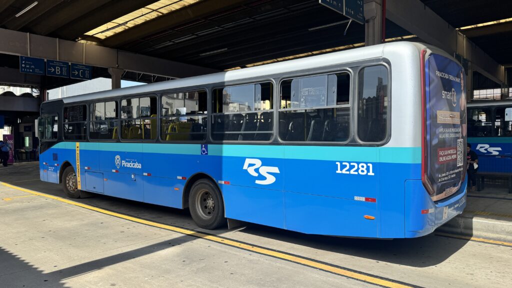 Ônibus do transporte coletivo de Piracicaba, da empresa Rápido Sumaré, estacionado em uma das plataformas do Terminal Central de Integração (TCI). O veículo, identificado pelo número 12281, possui acessibilidade para pessoas com deficiência e integra a frota que atende os usuários do transporte público municipal.