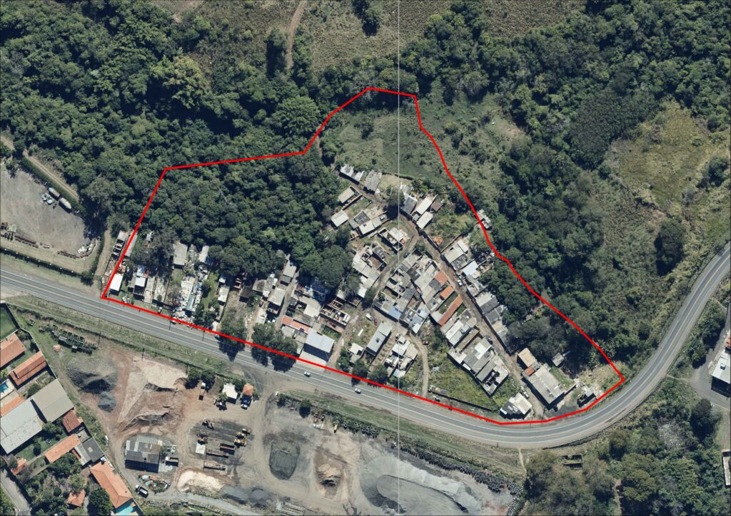 Imagem aérea da Comunidade Castro Neves, com a área delimitada em vermelho, localizada às margens da SP-147, na região do bairro Nova Suíça, em Piracicaba.