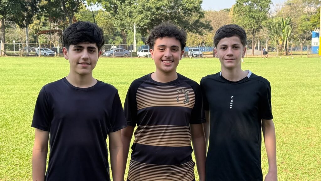 Os amigos Enzo, Pedro e Enrico participam do treinamento na Área de Lazer.