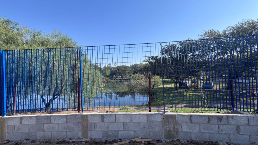 Parte do novo cercamento com gradil eletrofundido já instalado no Parque da Rua do Porto_ mais segurança