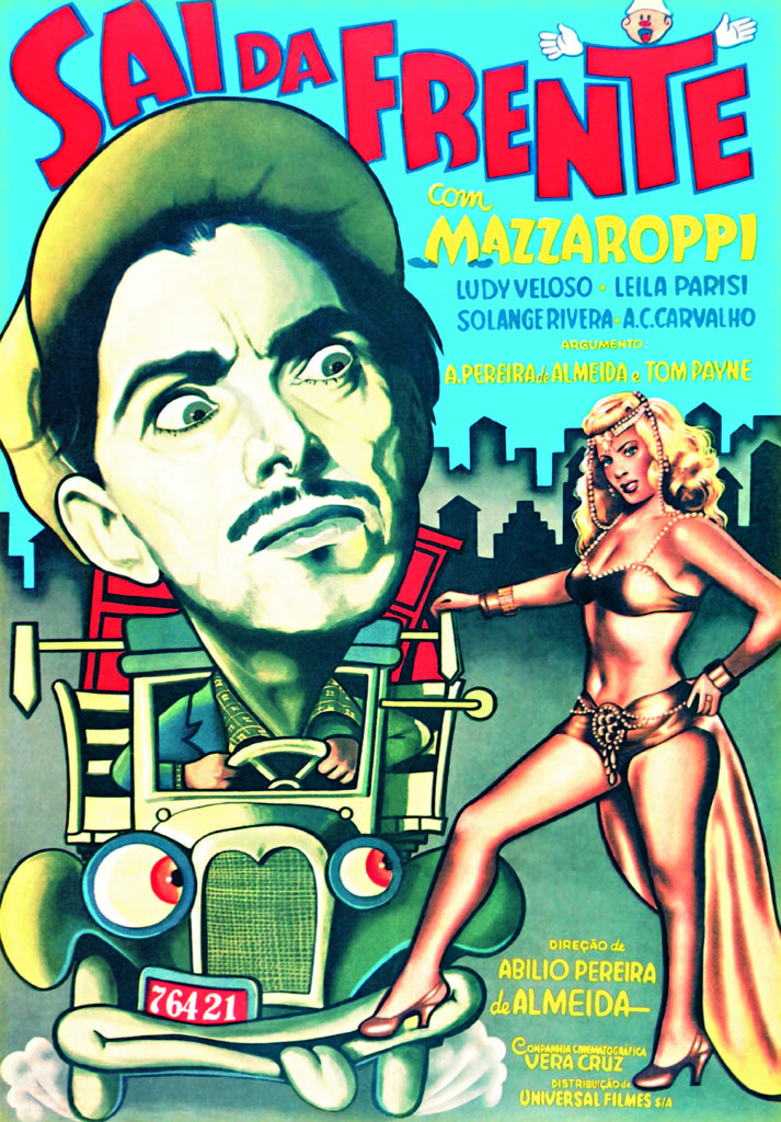 Este cartaz clássico de cinema brasileiro exibe uma caricatura expressiva do ator Mazzaropi dirigindo um veículo estilizado, acompanhado por uma figura feminina elegante, promovendo o filme "Sai da Frente". A composição é dominada por uma abordagem de estilo cartaz cinematográfico de meados do século XX, onde o rosto de Mazzaropi é desproporcionalmente grande em relação ao resto da cena, criando um efeito cômico e dramático. O ator ocupa a parte superior esquerda, enquanto o carro que ele dirige ocupa a parte inferior central, com rodas e para-choque que lembram um rosto, conferindo uma personalidade antropomórfica ao veículo. À direita, uma mulher em pose de modelo equilibra a composição, criando um contraste visual entre a rusticidade cômica do protagonista e o glamour da figura feminina. O uso de tipografia grande e em destaque no topo define claramente o título da obra. O protagonista, Mazzaropi, é retratado com uma caricatura de seu rosto característico, usando um chapéu típico, com olhos arregalados de espanto ou exaltação e um bigode fino, transmitindo a personalidade humorística pela qual ele era conhecido. A figura feminina à direita possui cabelos loiros volumosos e traja um conjunto sensual e brilhante, evocando a estética das vedetes da época, com uma postura confiante que contrasta com o semblante frenético do ator. O carro é um veículo antigo, desenhado com linhas curvas e cores vibrantes, exibindo faróis que parecem olhos expressivos, o que reforça o tom de farsa e aventura. O cartaz utiliza técnicas de ilustração artística típicas da era de ouro do cinema, com pintura que mistura tons de ciano, verde e nuances de sépia para criar profundidade e um toque retrô. O estilo é focado em pinceladas que definem volume e sombra de forma dramática, típico de ilustrações publicitárias de filmes dos anos 50. A execução técnica privilegia o impacto visual imediato, utilizando cores vibrantes e contrastantes para guiar o olhar do observador através dos elementos principais do cartaz. O ambiente é sugerido por uma silhueta de paisagem urbana ao fundo, pintada em tons de cinza e azul, que serve como pano de fundo para a ação central. A iluminação parece emanar de uma fonte frontal, destacando as faces dos personagens e o veículo, enquanto o fundo permanece sutil e menos detalhado para manter o foco na publicidade. O clima é de diversão, leveza e entretenimento, refletindo a essência das comédias populares brasileiras que buscavam atrair grandes audiências com promessas de humor e espetáculo visual.