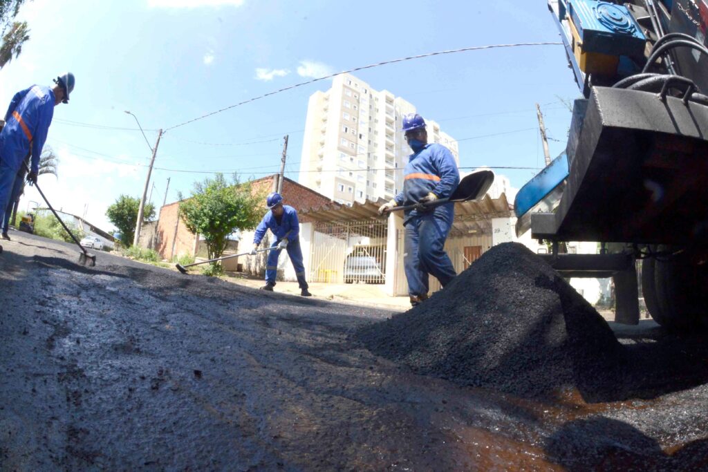 23 vias de 13 bairros recebem operação tapa-buraco em 5 dias