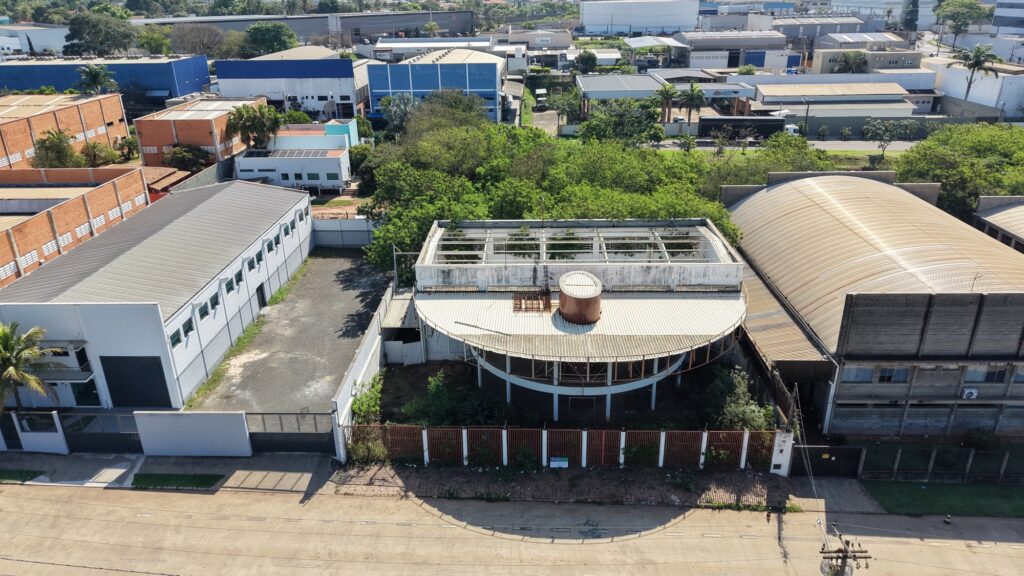 Imóvel industrial com estrutura construída e área cercada, localizado em região de empresas e galpões.