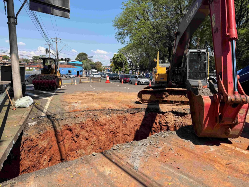 Máquinas e equipamentos executam obras em trecho urbano com interdição parcial do trânsito.