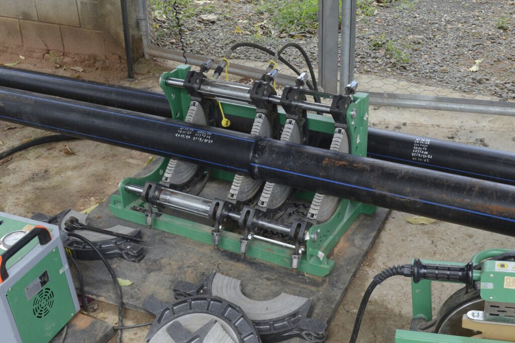 equipamento especializado une tubos de polietileno por meio de aquecimento, garantindo a conexão da nova infraestrutura hidráulica.