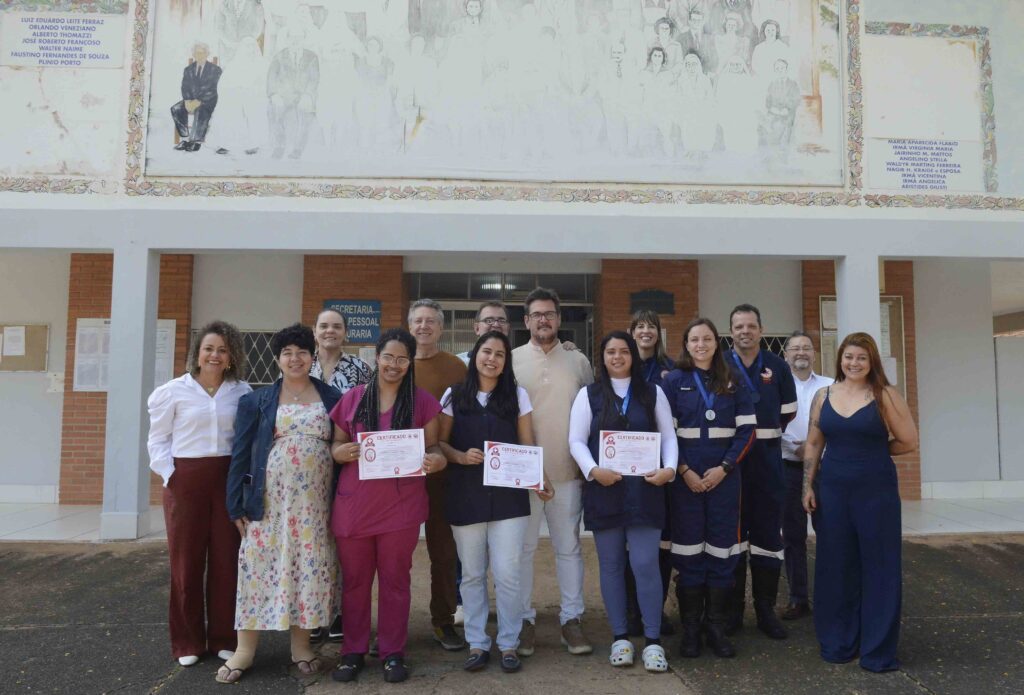 Grupo de cuidadores, representantes da instituição e equipe de capacitação participa de homenagem e entrega de certificados.