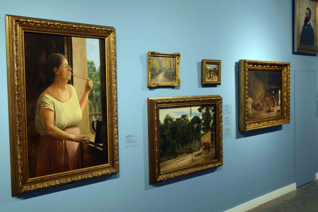 Abertura da exposição Caipiras reúne artistas e representantes da Pinacoteca do Estado Com mais de 50 obras que revelam a cultura do interior, exposição segue aberta ao público gratuitamente até 06/12, na Pinacoteca Miguel Dutra - Engenho Central. No local estão pinturas de Almeida Júnior e Miguelzinho Dutra, além de desenhos de Jean Baptiste Debret A exposição Caipiras: das tropas à moda de viola começou nesse final de semana revelando ao público local obras clássicas brasileiras, que refletem a identidade do interior paulista. A organização promoveu uma abertura voltada a apresentar as obras para artistas e produtores culturais da cidade. A realização é da Pinacoteca de São Paulo, museu da Secretaria da Cultura, Economia e Indústria Criativas do Estado de São Paulo, e Prefeitura de Piracicaba, por meio da Secretaria de Cultura e da Pinacoteca Municipal Miguel Dutra, local que recebe a exposição até o dia 06/12, com entrada gratuita. A abertura contou com a presença de Mariana Rolim, responsável pela Diretoria de Preservação do Patrimônio Cultural do Estado de São Paulo e representante de Marília Marton, secretária de cultura estadual; do secretário municipal de Cultura, Carlos Beltrame; do diretor da Pinacoteca de São Paulo, Jochen Volz; da responsável pela Pinacoteca Municipal Miguel Dutra, Renata Gava; e do curador da exposição, Yuri Quevedo. De acordo com Mariana, a secretaria estadual tem como perspectiva a interiorização de suas ações, por isso, encontrar equipamentos preparados para receber os projetos é essencial. "É muito importante essa iniciativa de levar o acervo da Pinacoteca de São Paulo para outras cidades, para que os paulistas possam ver de perto as obras. Não é uma tarefa simples, pois os espaços precisam oferecer estrutura. Encontrar lugares como a Pinacoteca Miguel Dutra coloca Piracicaba em outro patamar no que diz respeito à valorização da arte e do patrimônio", disse. Já o diretor da Pinacoteca do Estado pontuou a relação cultural entre as pinacotecas, visto que entre as primeiras obras do acervo estadual estão pinturas de artistas do interior e que viveram em Piracicaba, como Almeida Júnior. "Piracicaba faz parte da nossa história. Essa exposição é especial porque nos faz refletir sobre o mundo, sobre o que é verdade e para onde queremos ir. Por isso, espero que todos gostem", comentou Volz, contextualizando sobre as mudanças culturais e a importância da conservação da identidade, que representam as obras. O curador da exposição contou que foram trazidas para Piracicaba obras muito preciosas do acervo estadual, algumas que nunca haviam saído da Pinacoteca de São Paulo. Quevedo, que promoveu uma aula sobre as obras para a equipe da Pinacoteca de Piracicaba, também destacou na abertura como os trabalhos dialogam com o público local. "Escutei muito, 'parece meu avô', 'conheço uma pessoa igual', ou seja, essas obras são símbolos de uma cultura que era para desaparecer, mas que ainda há pessoas que olham e se reconhecem. Isso nos revela que a arte, a cultura caipira, essas obras, são uma forma de resistência. Tradição não é o oposto da modernidade, mas é aquilo que nos constitui e faz com que nos reconheçamos na sociedade". Renata Gava destacou que a Pinacoteca Municipal Miguel Dutra recebe mensalmente aproximadamente 4 mil visitantes e que Caipiras: das tropas à moda de viola premia o trabalho e esforço da equipe local. "Fomos procurados para receber essa exposição, o que para nós é um orgulho. Ter essas obras aqui é importante porque elas falam de nós, é como se nos apropríassemos mais uma vez da temática caipira, e principalmente da nossa identidade". A Secretaria Municipal de Cultura ressalta que a exposição é um espelho de Piracicaba, uma celebração da cultura caipiracicabana, do samba-de-lenço, da umbigada, do cururu, da Festa do Divino, da genialidade do Elias dos Bonecos, das águas do rio Piracicaba, da poeira da estrada e da alma sertaneja. OBRAS – Caipiras: das tropas à moda de viola permite conhecer obras históricas de grandes artistas e refletir sobre como a figura do caipira foi construída pela arte. Organizada a partir do acervo da Pinacoteca de São Paulo, a exposição se divide em três núcleos temáticos: A construção dos caipiras, Tropeiros, derrubadores e bandeirantes, e Os tempos mudam: a moda de viola e a nostalgia. Almeida Júnior (Itu, SP, 1850 – Piracicaba, SP, 1899) é o nome central da mostra, com obras que atravessam os três núcleos. Entre elas estão as primeiras versões de Caipira Picando Fumo e Amolação Interrompida (ambas de 1893) e O Violeiro (1899), uma das telas mais emblemáticas do artista. A mostra reúne ainda o Retrato do Dr. Cesário Motta, médico e político que teve papel decisivo na encomenda de obras regionalistas para o acervo do então Museu Paulista. Também há obras de: Adrien Henri Vital van Emelen, Alfredo Norfini, Antonio Parreiras, Antonio Rocco, Aurélio Figueiredo, Benjamin Parlagreco, Carlo de Servi, Dario Villares Barbosa, Enrique Martínez Cubells y Ruiz, Georges Capgras, Henri Nicolas Vinet, Henrique Bernardelli, Henrique Manzo, Henry Chamberlain, Jean Baptiste Debret, João Baptista da Costa, José Pinelo Llull, Johann Moritz Rugendas, Luís Graner, Mario Villares Barbosa, Maximilian zu Wied-Neuwied, Miguelzinho Dutra, Monteiro França, Oscar Pereira da Silva, Pedro Alexandrino, Pierre Calmettes e Souza Pinto. SERVIÇO: Caipiras: das tropas à moda de viola. De 27/09 a 06/12, na Pinacoteca Municipal Miguel Dutra / Parque do Engenho Central (av. Maurice Allain, 454 — Vila Rezende). Visitação gratuita, de terça a domingo, das 9h às 17h. Informações: (19) 3412-3770.
