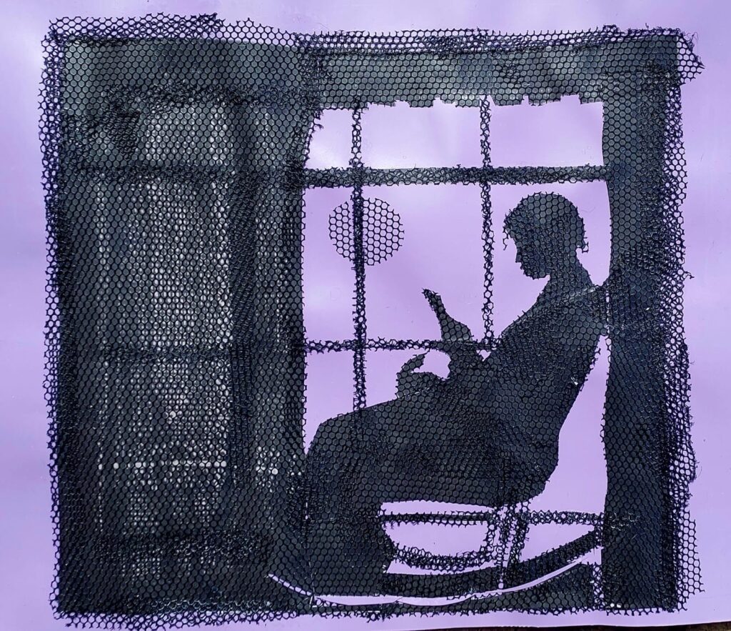 A imagem apresenta uma obra artística em tons de preto e cinza, criada com uma textura semelhante a tela ou malha vazada. À direita, aparece a silhueta de uma pessoa sentada em uma cadeira de balanço, lendo um livro diante de uma janela.