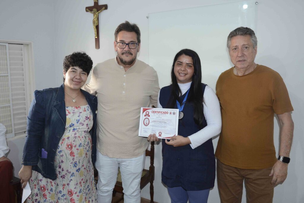 Cerimônia de homenagem reúne profissionais e destaca entrega de certificado a participante capacitada pelo Samu.