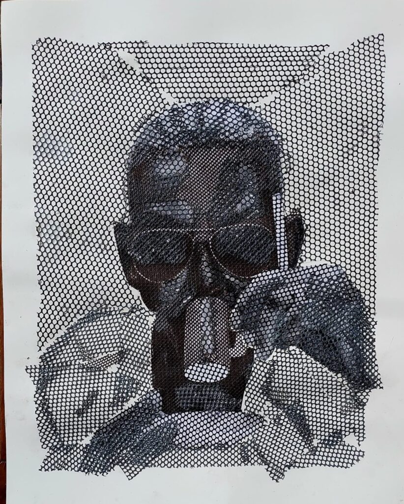 A imagem mostra um retrato artístico em preto e branco feito sobre uma malha vazada. A figura central aparece usando óculos escuros e segurando um cigarro, com traços marcantes e contrastes fortes entre luz e sombra. O fundo é simples e claro, destacando a textura da malha e os detalhes da composição.