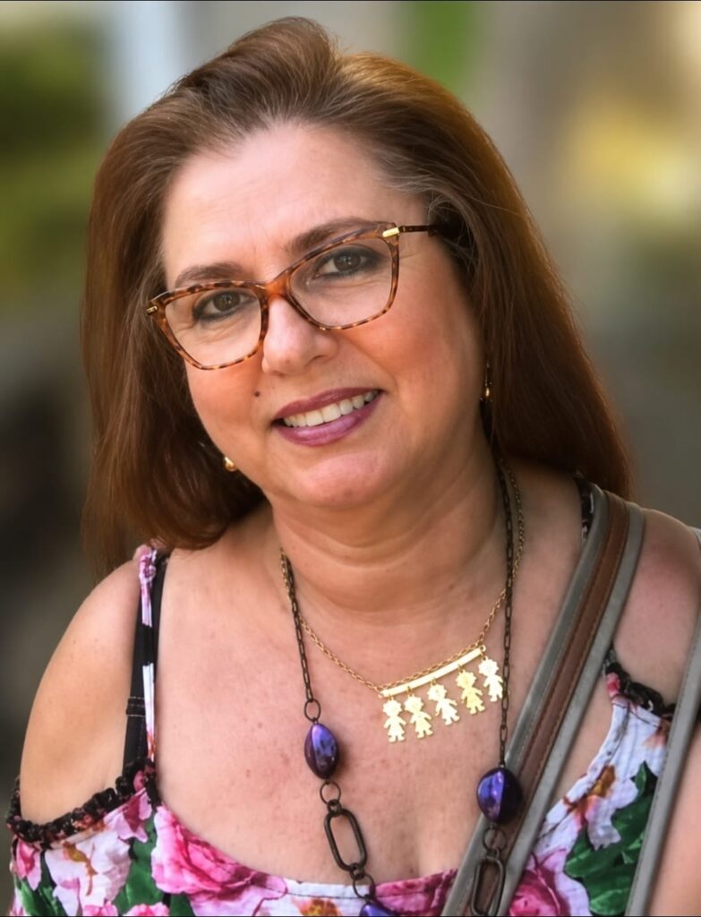Retrato em plano aproximado da escritora Ivana Maria França de Negri, membro da APL, que coordenará a Oficina Literária:
