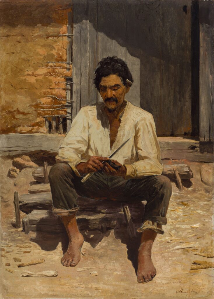 A pintura retrata um homem sentado diante de uma construção rústica, segurando uma ferramenta de trabalho. Ele está descalço, com roupas simples e expressão concentrada, em meio a um ambiente de aspecto rural e humilde.
