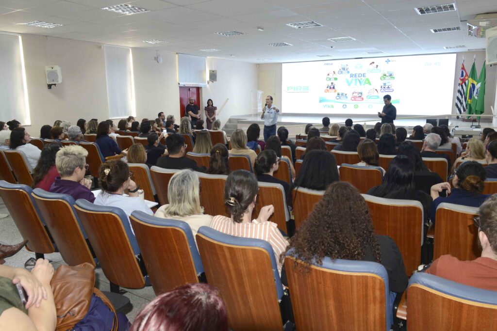 Auditório lotado acompanha apresentação institucional sobre a Rede Viva Saúde Piracicaba.