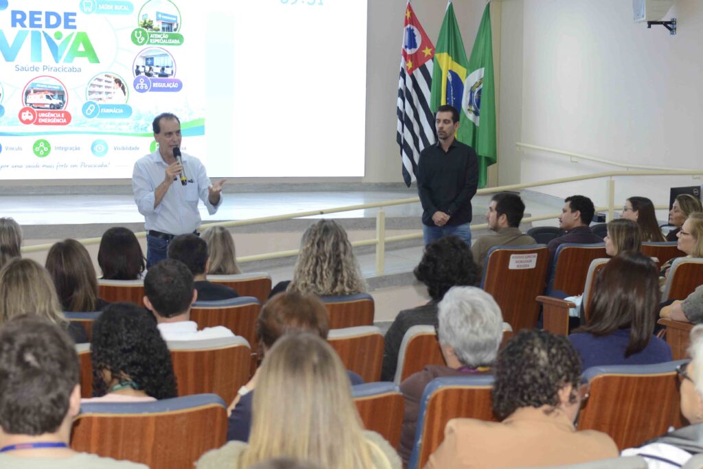 Apresentação do Projeto Viva reúne profissionais da saúde em auditório durante palestra sobre integração dos serviços de atendimento.