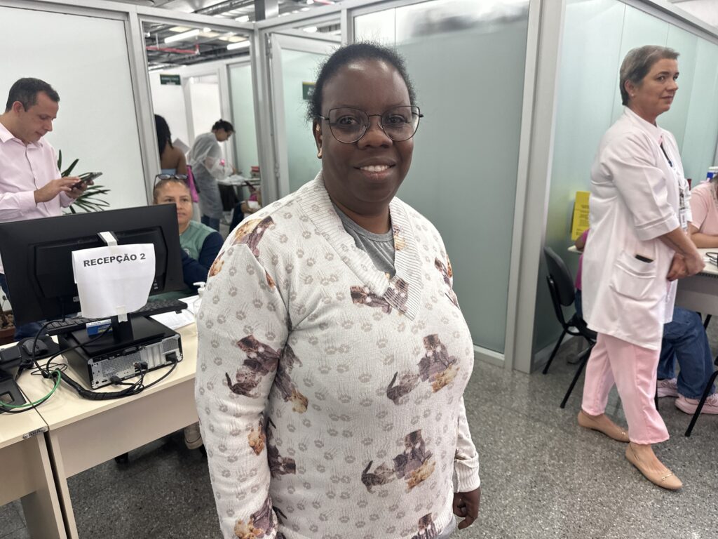 Apresenta Josimary de Fátima Moraes, copeira de 43 anos, que realizou exames de sangue e ultrassons na iniciativa.