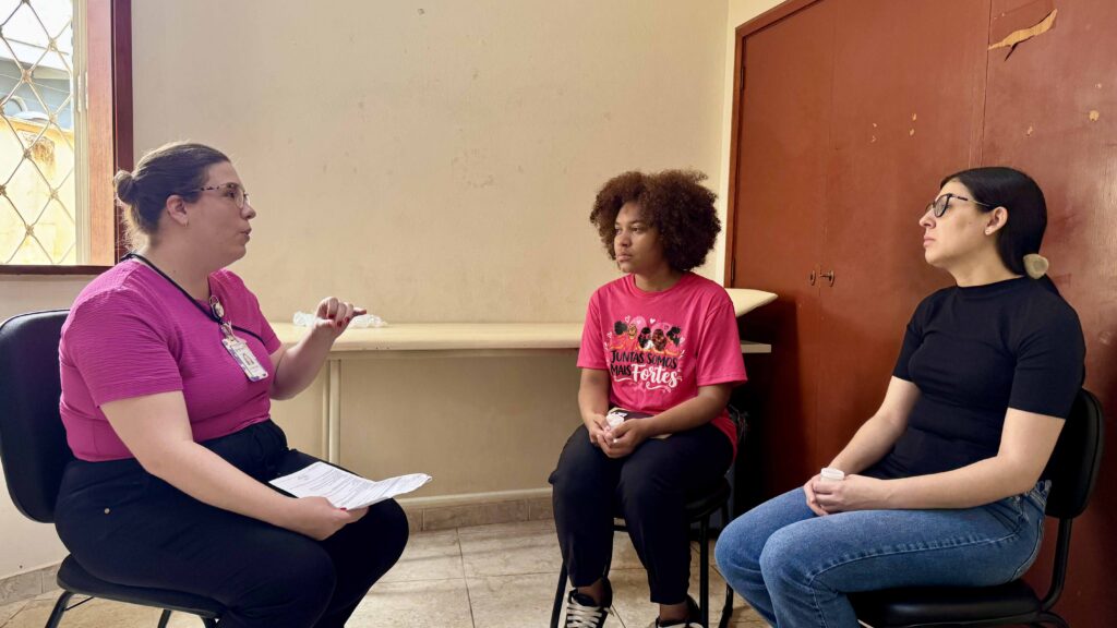A enfermeira Jaqueline Tanner a prestar orientações e em conversa direta com duas pacientes.