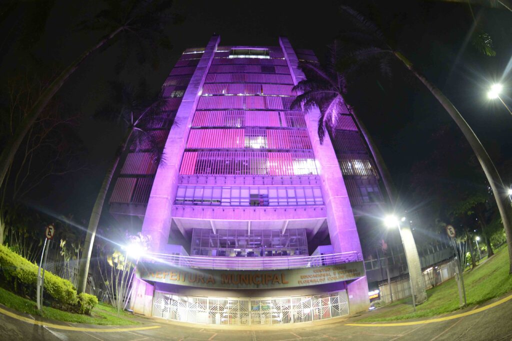 Fachada do edifício da Prefeitura Municipal (Centro Cívico) iluminação cênica na cor rosa durante a noite em alusão ao Outubro Rosa.