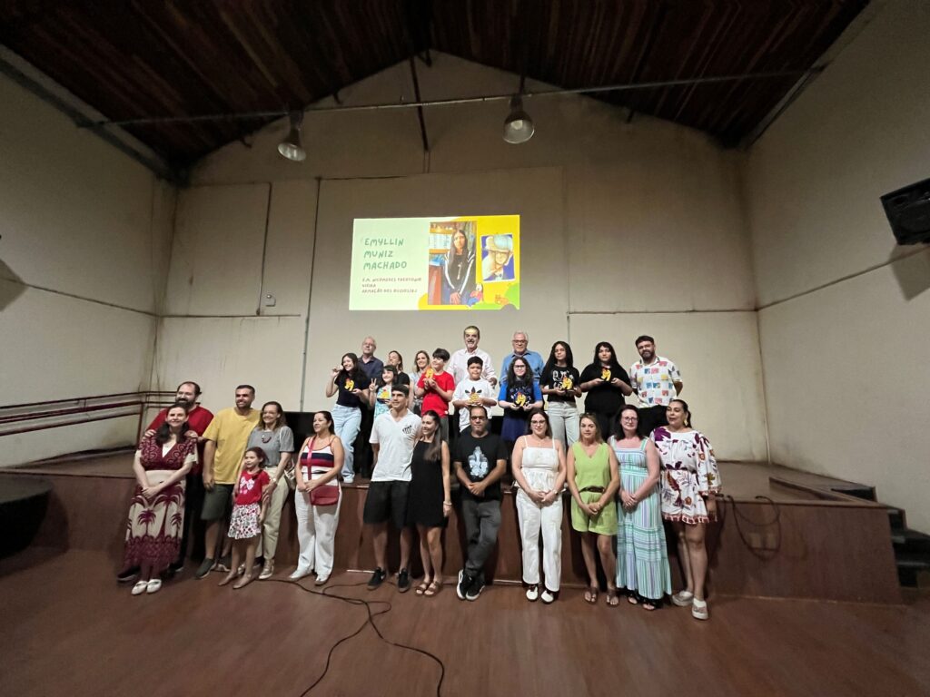 O Secretário de Cultura Carlos Beltrame e Junior Kadeshi (Cedhu) entregam os prémios