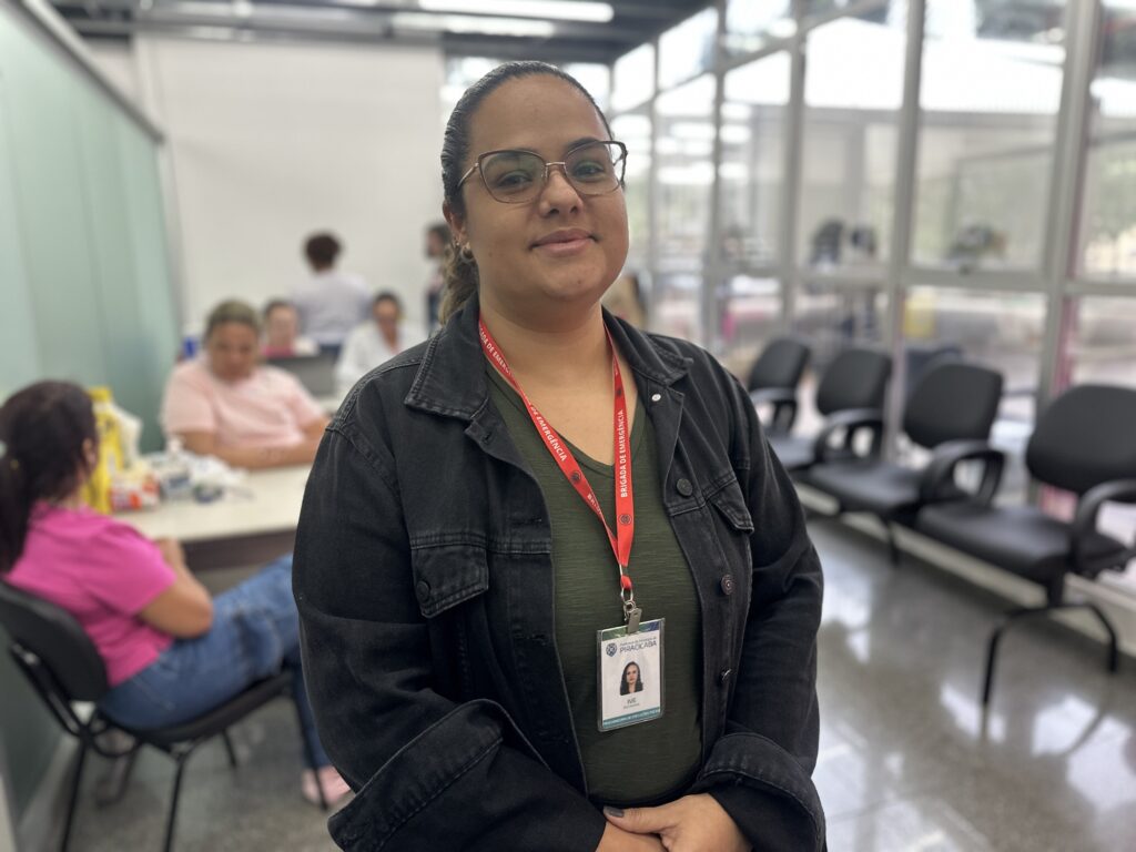 Retrata Ive Mariane, escriturária de 37 anos, num espaço de atendimento onde realizou consulta, auriculoterapia e atendimento odontológico.