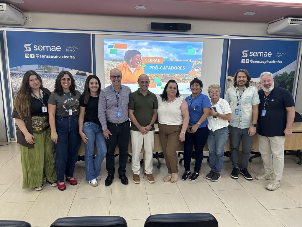 Representantes da Prefeitura, do Sebrae-SP e da cooperativa Reciclador Solidário posam alinhados lado a lado no auditório do Semae durante o lançamento do programa Pró-Catadores.