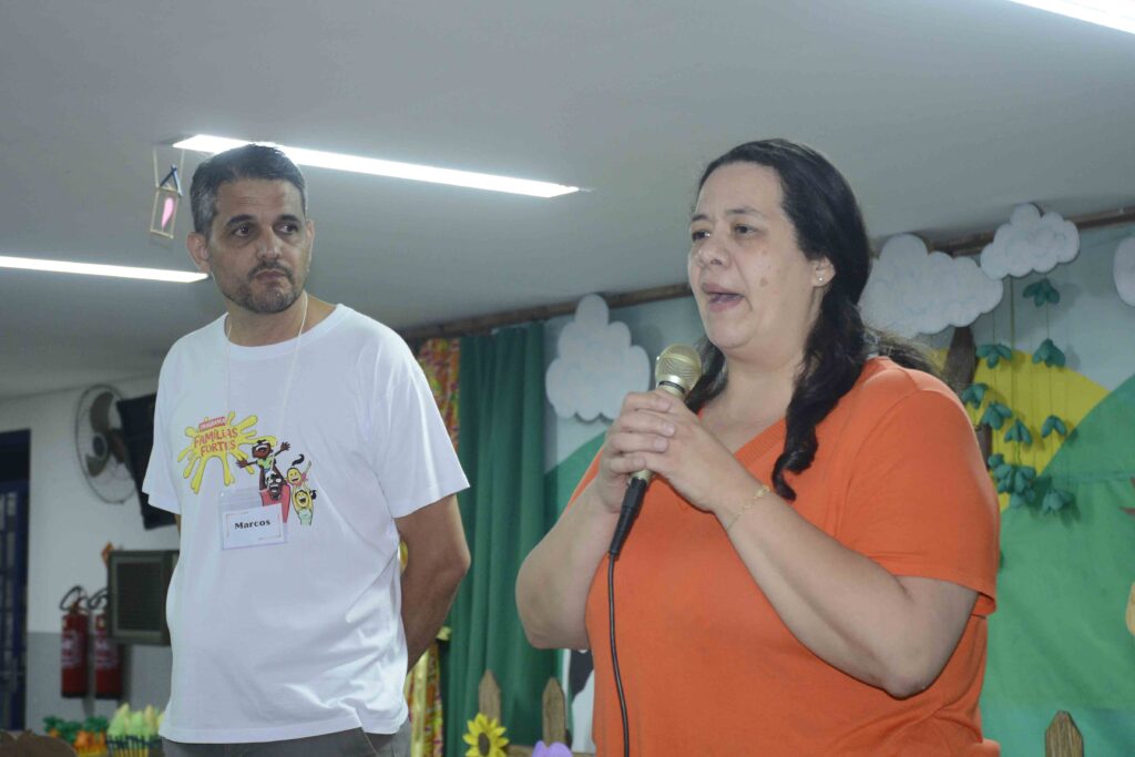 Marcos Corrêa e a diretora Elaine Vitti falam ao microfone na abertura do evento na EM João Otávio de Melo Ferraciú.
