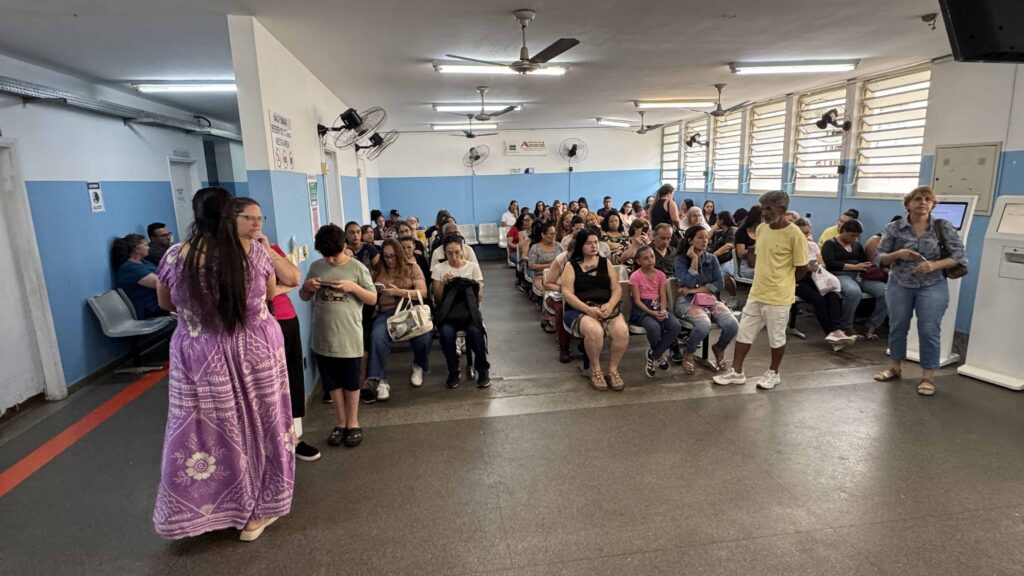 Recepção cheia de pacientes no Centro de Especialidades Médicas durante o mutirão de atendimentos de saúde.