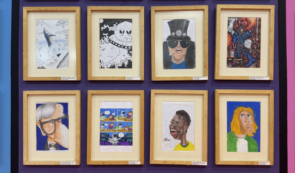 Painel roxo a exibir oito desenhos e caricaturas emoldurados, incluindo retratos de músicos, personagens de BD e ilustrações temáticas.