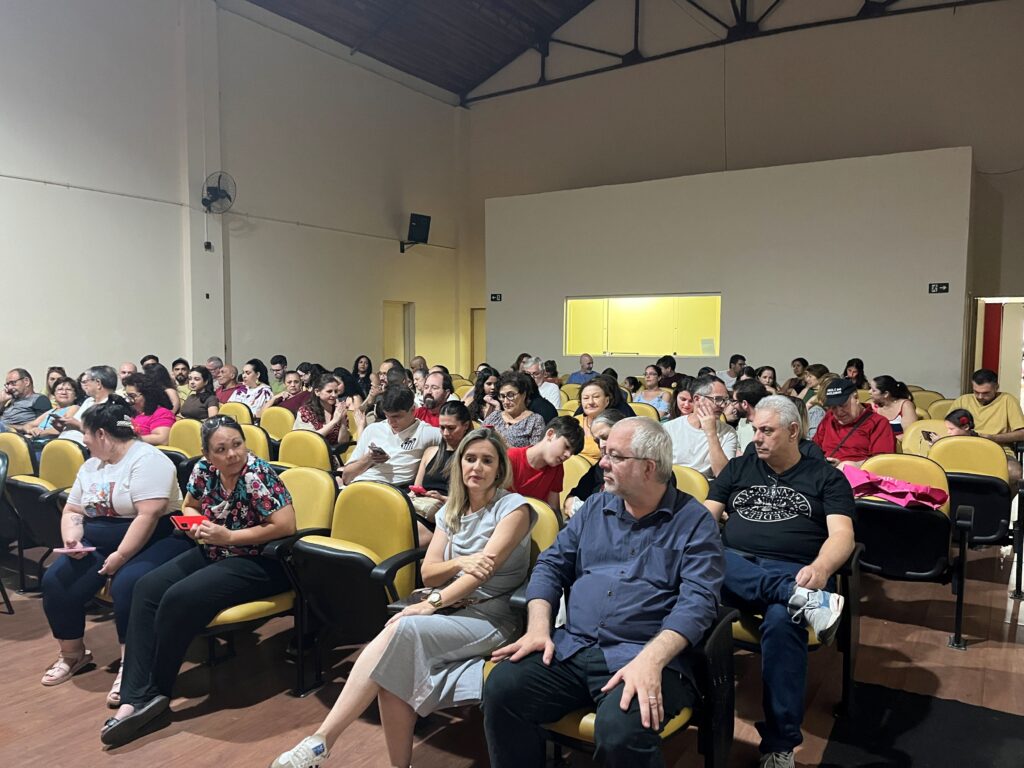 Plateia e familiares reunidos nas poltronas do Anfiteatro Henfil a assistir à cerimónia de premiação.