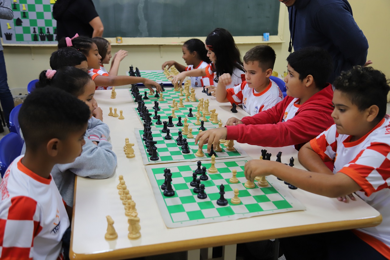 Colégio Almeida Júnior oferece aulas de xadrez aos alunos