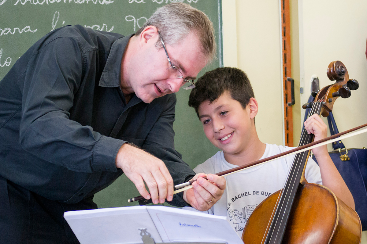 Estudantes te?m a possibilidade de conhecer os instrumentos - foto Rodrigo Alves